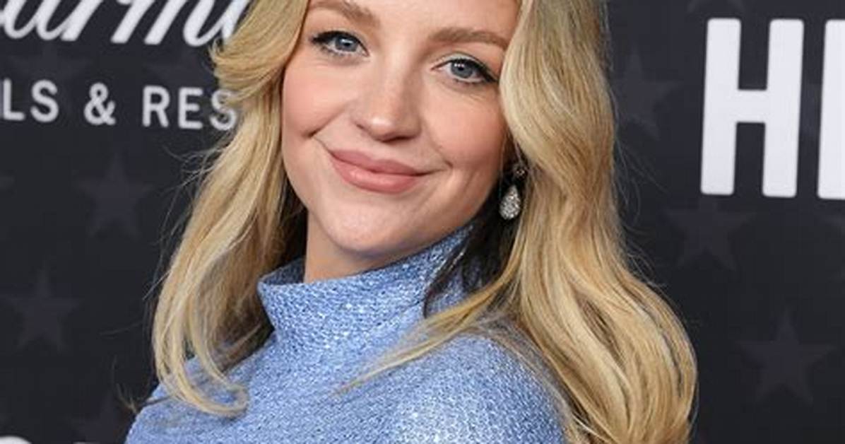 Abby Elliott: Husband, Net Worth, Tattoos, Smoking & Body Measurements