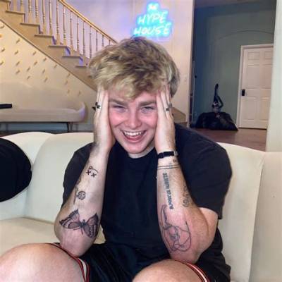 Alex Warren: Girlfriend, Net Worth, Tattoos, Smoking & Body Facts
