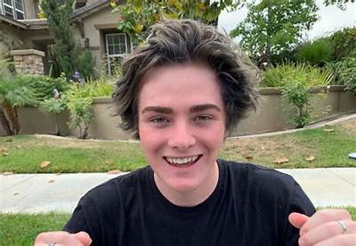 Alex Warren Height, Age, Bio, Wiki, Net Worth, Career & More