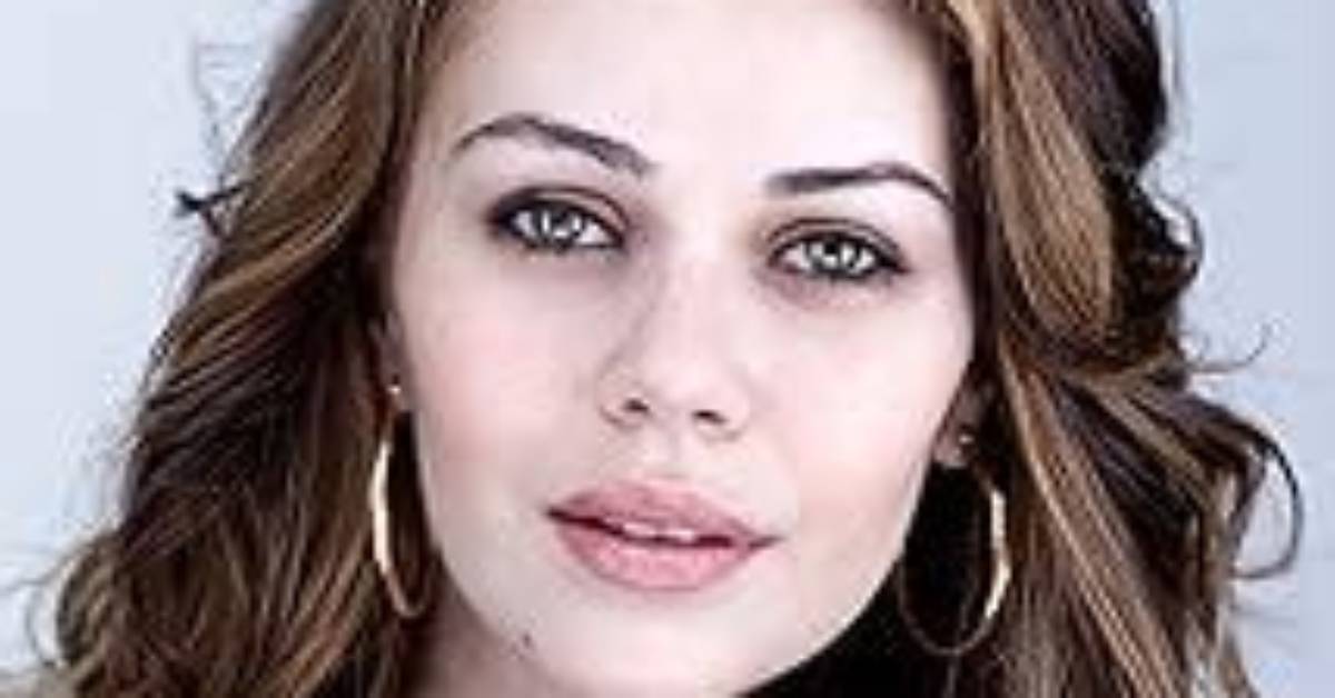 Alexis Dziena: Dating, Net Worth, Tattoos, Smoking & Body Measurements