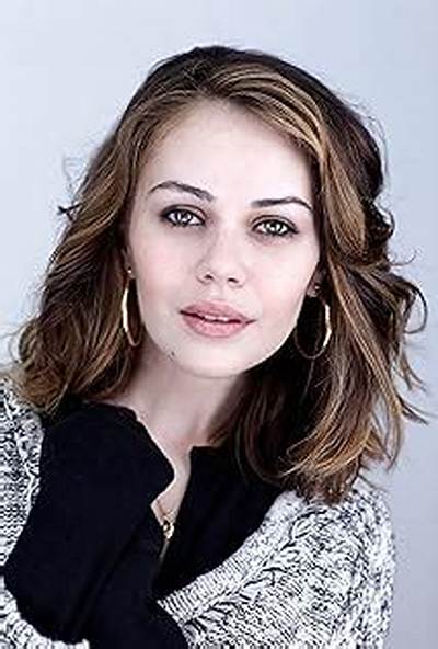 Alexis Dziena: Dating, Net Worth, Tattoos, Smoking & Body Measurements