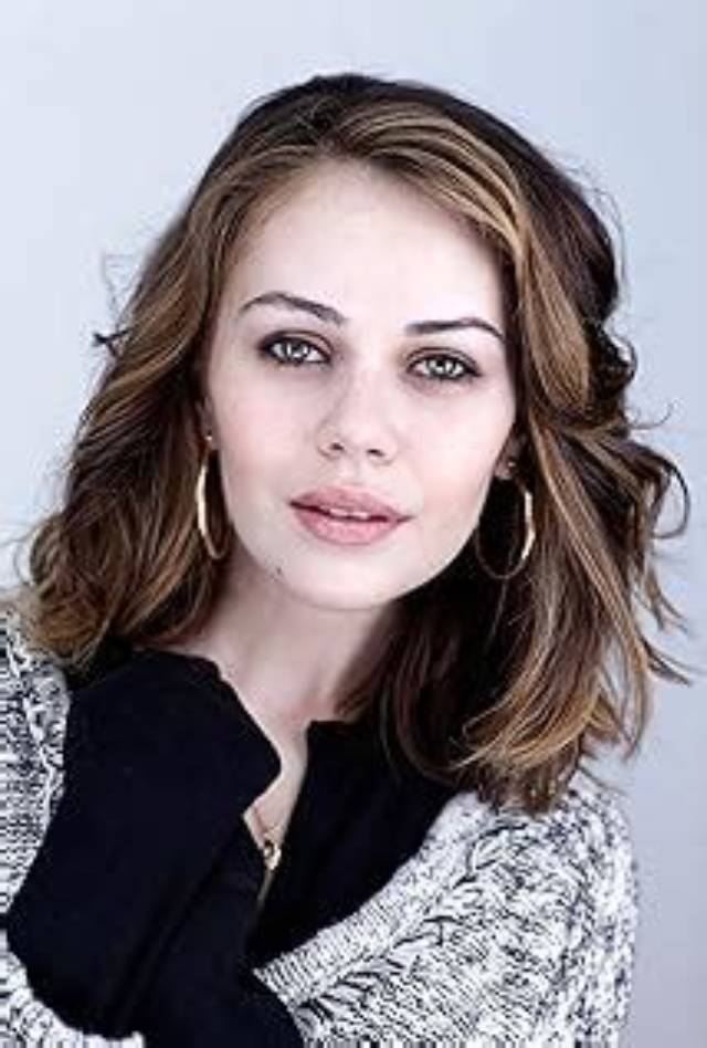 Alexis Dziena: Dating, Net Worth, Tattoos, Smoking & Body Measurements
