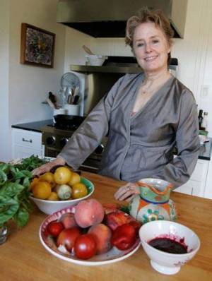 Alice Waters Biography, Age, Net Worth, Cookbook, Restaurants, Husband, Ratatouille