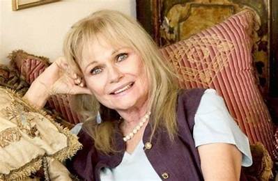 An Interesting Look at Valerie Perrine’s Relationship History and Her Career Achievements