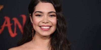Auli’i Cravalho Relationship: Is Auli’i Cravalho in a Relationship?