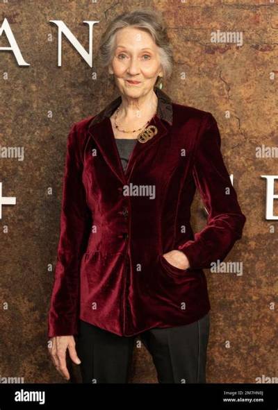 Barbara Kingsley Wiki Age: How Old Is She?