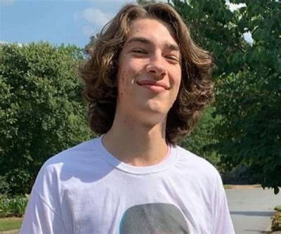 Baylen Levine: Dating, Net Worth, Tattoos, Smoking & Body Facts