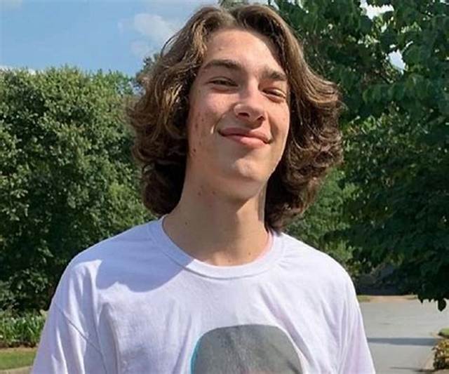 Baylen Levine: Dating, Net Worth, Tattoos, Smoking & Body Facts