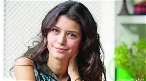 Beren Saat Bio, Wiki, Age, Height, Family, Husband, Net Worth, Movies and Tv Shows
