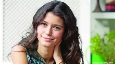 Beren Saat Bio, Wiki, Age, Height, Family, Husband, Net Worth, Movies and Tv Shows
