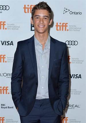 Brenton Thwaites: Dating, Net Worth, Tattoos, Smoking & Body Facts