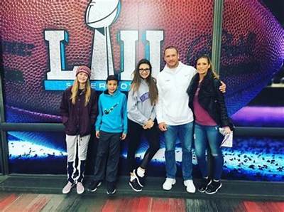 Brian Urlacher Bio, Wiki, Age, Height, Wife, Family, Hall of Fame and Net Worth