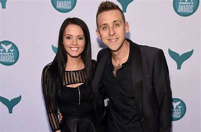 Brittney Smith (Roman Atwood’s Wife) Bio, Wiki, Age, Height, Poshmark, and Net Wort