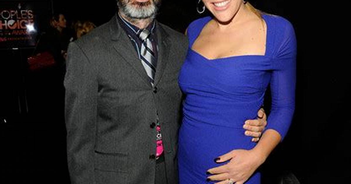 Busy Philipps: Husband, Net Worth, Tattoos, Smoking & Body Measurements