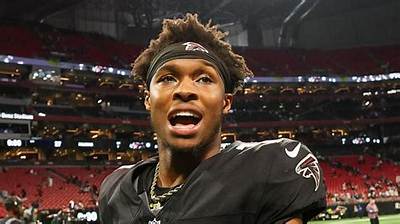 Can I Drop Darnell Mooney? Why Is Darnell Mooney out for the Season?