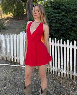 Caroline Zalog Bio, Wiki, Age, Height, Boyfriend, Children, Fitness, Model, and Net Worth.