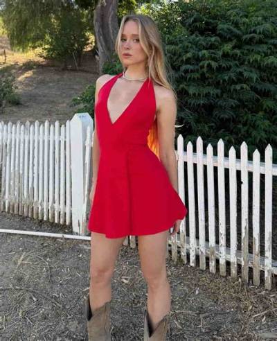 Caroline Zalog Bio, Wiki, Age, Height, Boyfriend, Children, Fitness, Model, and Net Worth.