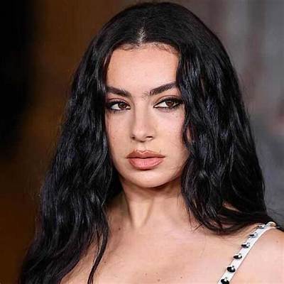 Charli Xcx Lifestyle, Wiki, Net Worth, Income, Salary, House, Cars, Favorites, Affairs, Awards, Family, Facts & Biography