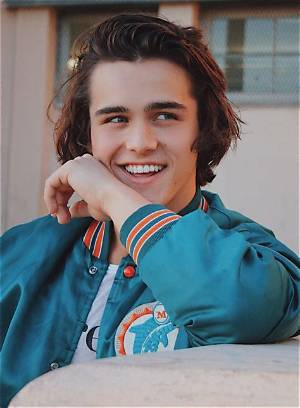 Charlie Gillespie Age, Wiki, Net Worth, Bio, Height, Girlfriend?