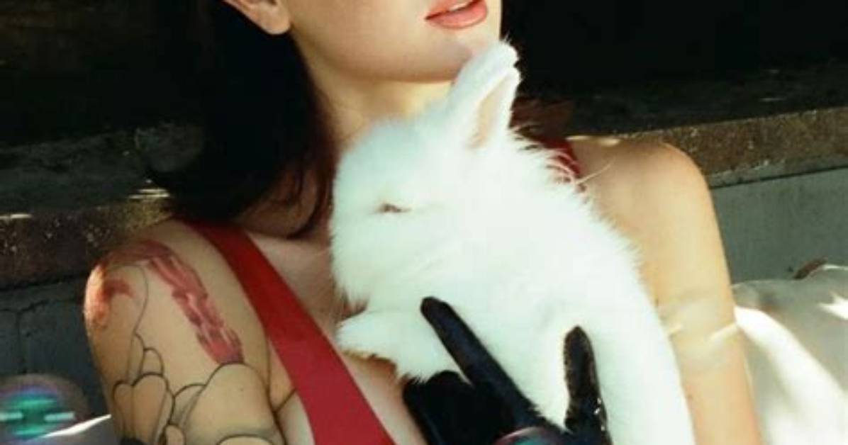 Charlotte Sin%C3%A9 Age and Instagram Everything to 400. Jpg
