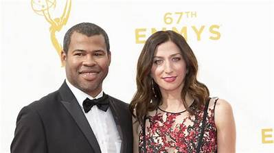 Chelsea Peretti: Wife, Net Worth, Tattoos, Smoking & Body Measurements