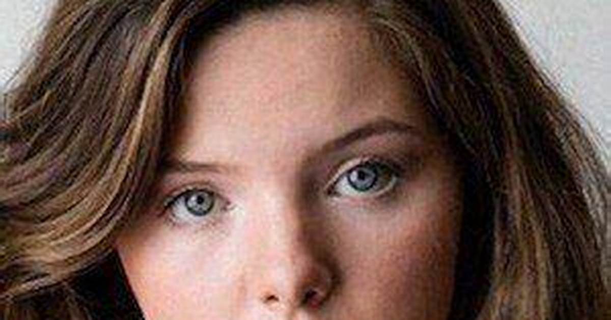 Chloe Csengery Bio, Wiki, Age, Height, Family, Dating, Movies and Net Worth.