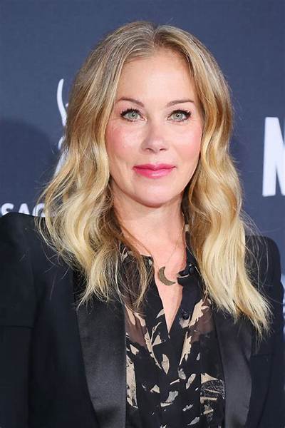 Christina Applegate Bio, Wiki, Age, Height, Husband, Kids, Cancer, Movies, Snl and Net Worth