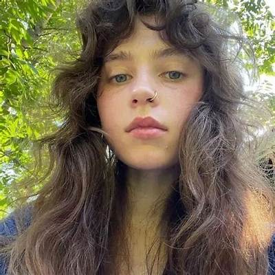 Clairo (Singer) Wiki, Bio, Age, Height, Weight, Boyfriend, Family, Career, Net Worth, Facts
