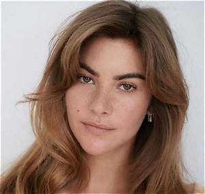 Clara Berry Wiki, Age, Bio, Son, Kj Apa Girlfriend, Dating, Height, Net Worth, Instagram