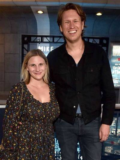 Comedian Pete Holmes Wife Valerie Chaney and Married Life