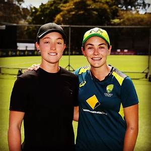 Cricket: Heather Graham Partner Emily Smith, Everything About His Wife and Married Life