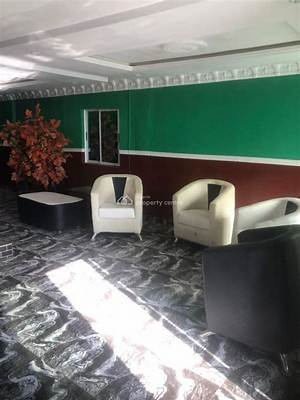 Dee Johnson Guest Inn, Egbe
