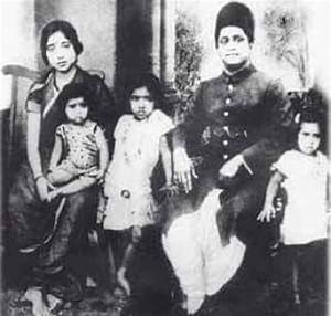 Deenanath Mangeshkar and Shevanti Mangeshkar – Lata Mangeshkar Father Unseen Photo