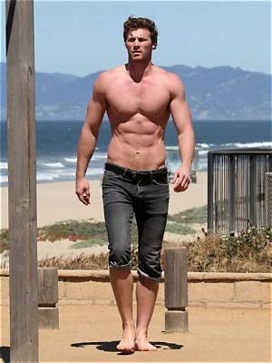 Derek Theler Height, Married, Wife, Dating, Girlfriend, Body Net Worth