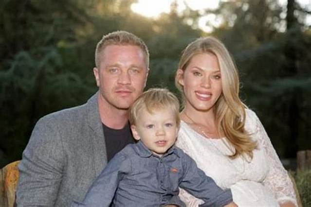 Devon Sawa: Wife, Net Worth, Tattoos, Smoking & Body Facts