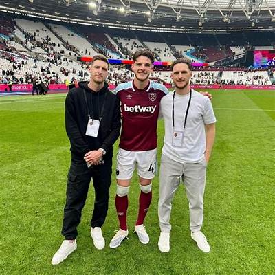 Does Declan Rice Have a Sister? English Footballer Family and Relationships