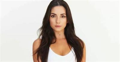 Does Paniz Zade Have a Wikipedia Bio, Dashing Home for Christmas Actress Age