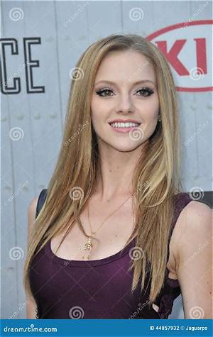 Elle Evans Biography, Age, Height, Image, Career, Husband, Family, Movies, Swimwear, Model, Hot, Twitter and the Kissing Booth