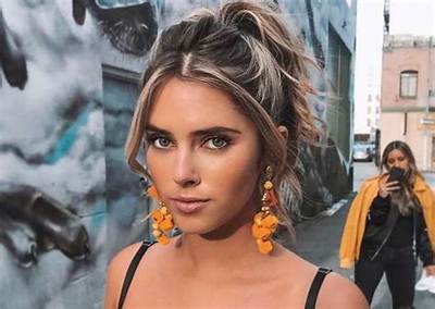 Emily Zeck Bio, Wiki, Age, Height, Boyfriend, Songs, Music, and Net Worth.