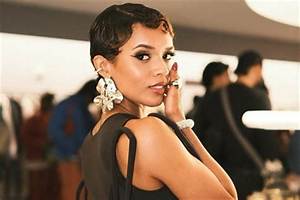 Emma Mackey: Dating, Net Worth, Tattoos, Smoking & Body Measurements
