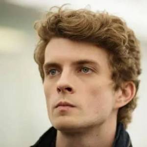 Erik Knudsen Bio, Wiki, Age, Height, Family, Dating, Movies and Net Worth.
