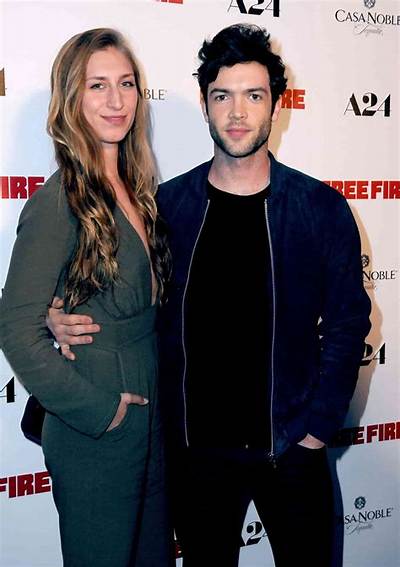 Ethan Peck Is Not Married to Wife. Dating Girlfriend: Molly Swenson. Kids