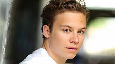 Finn Cole Net Worth, Girlfriend, Age, Height – Is Finn Cole Gay? His Shirtless Images