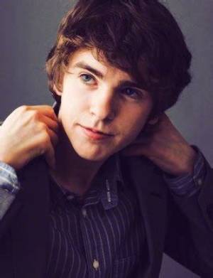Freddie Highmore: Dating, Net Worth, Tattoos, Smoking & Body Facts