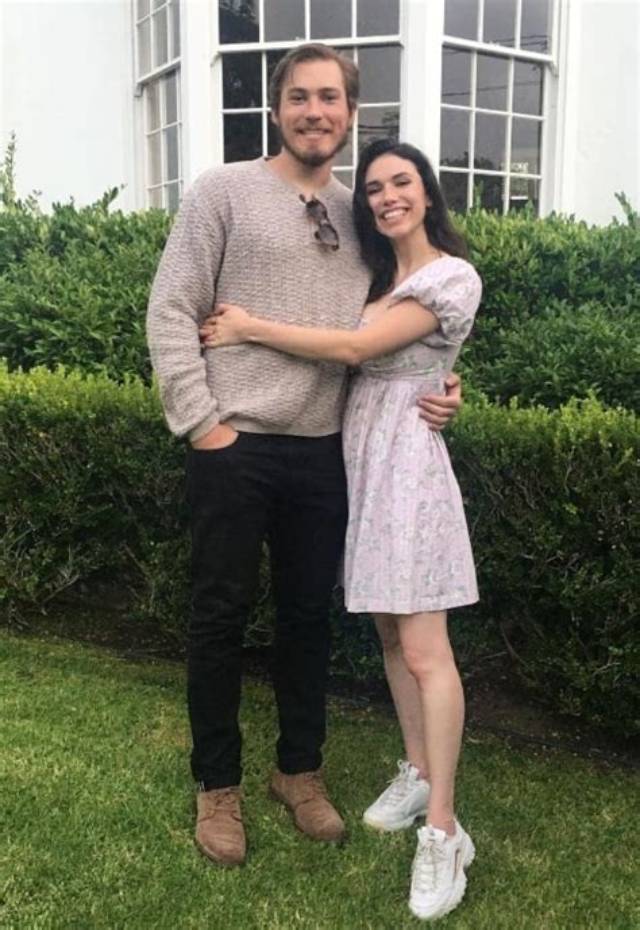 Grace Fulton: Boyfriend, Net Worth, Tattoos, Smoking & Body Measurements