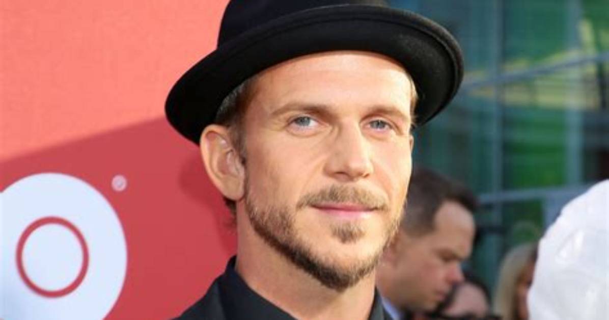 Gustaf Skarsg%C3%A5Rd Girlfriend Who Is Caroline Sj%C3%B6Str%C3%B6M 300. Jpg