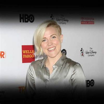 Hannah Hart Bio, Age, Dad, Dating, Net Worth, Youtube, Food Network and Instagram