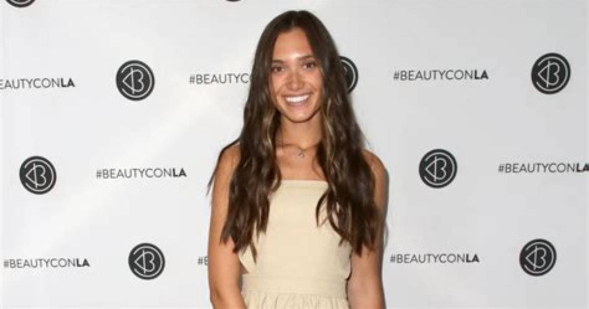 Hannah Meloche- Net Worth, Age, Bio, Height, Boyfriend, Youtube, Career
