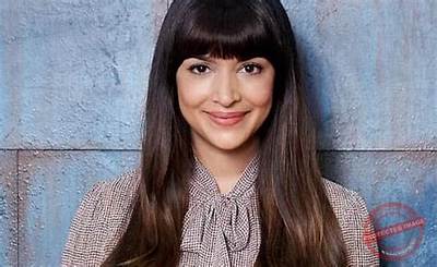 Hannah Simone Bio, Wiki, Age, Height, Family, Husband, Movies and Net Worth.