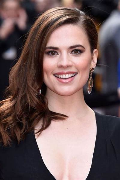 Hayley Atwell Age, Facts, Net Worth, Boyfriend, Family, Height, Size, Sign, Books, Education & Bio